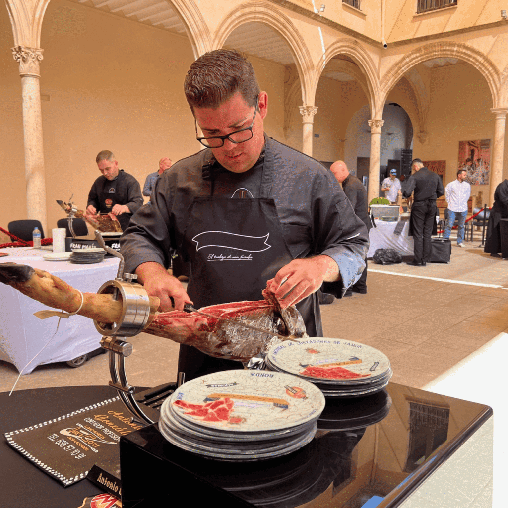 ¿Quiénes son los mejores cortadores de jamón del mundo? Cortar jamón no es simplemente hacer lonchas hay que tener primero la técnica, precisión y respeto por el producto. Y cuando un maestro cortador trabaja