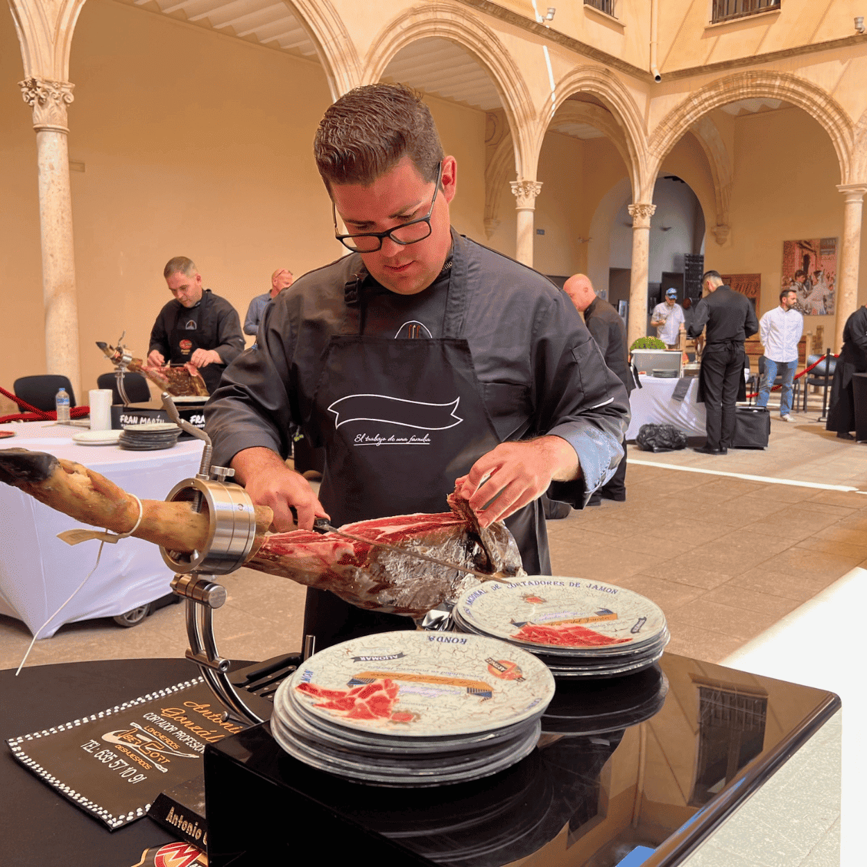 ¿Quiénes son los mejores cortadores de jamón del mundo? Cortar jamón no es simplemente hacer lonchas hay que tener primero la técnica, precisión y respeto por el producto. Y cuando un maestro cortador trabaja