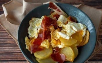 Huevos rotos con jamón ibérico al estilo francés